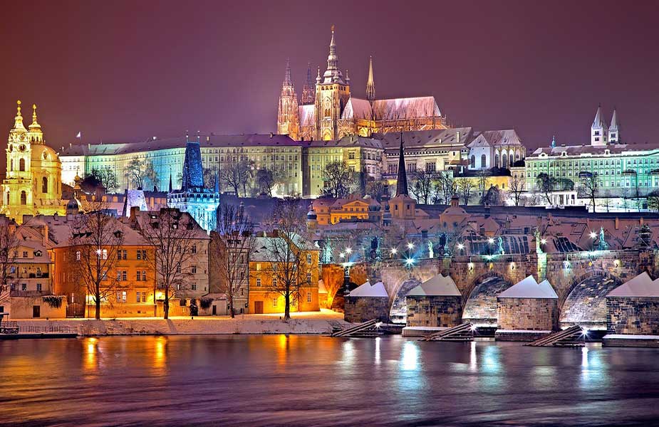 De stad Praag in kerstsfeer.