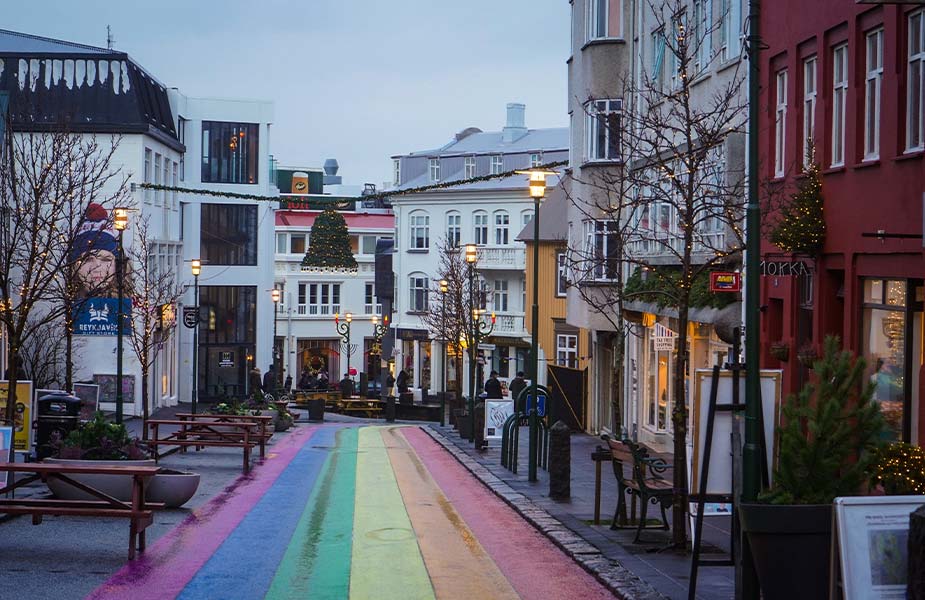 Kerstsfeer in een straat in Reykjavik