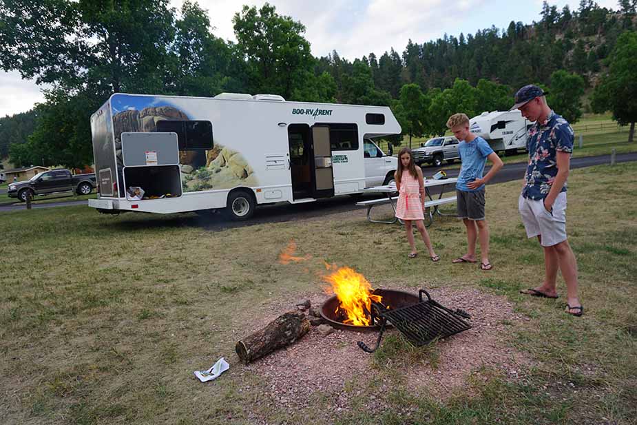 Kampvuur maken bij camper