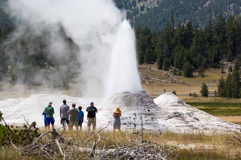 Geisers in yellowstone national park, niet te missen tijdens een rondreis met camper door West-Amerika