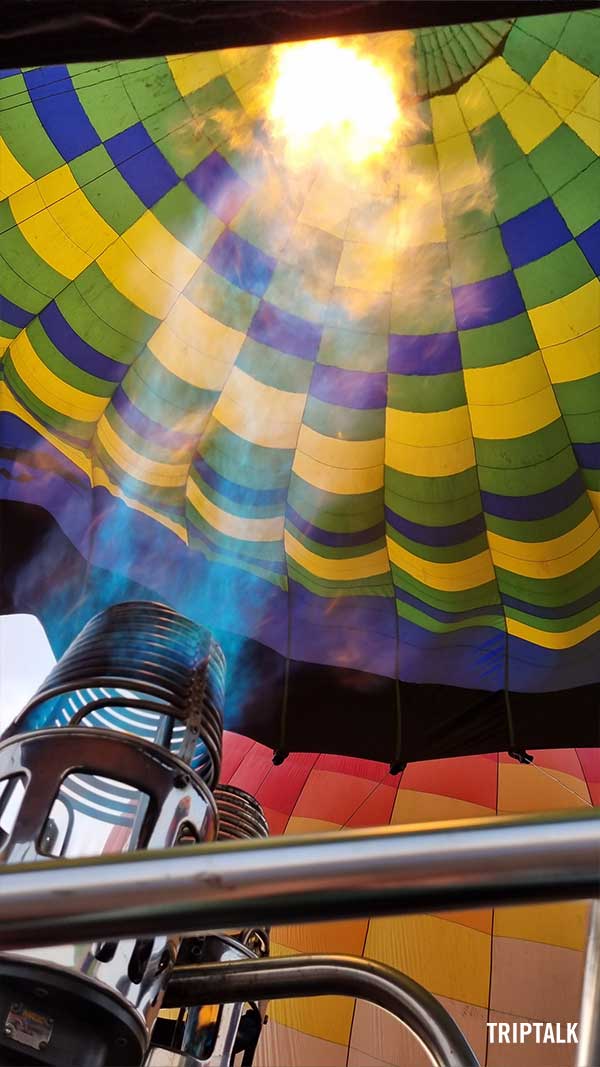 De luchtbalon klaar maken voor de ballonvaart over Teotihuacan