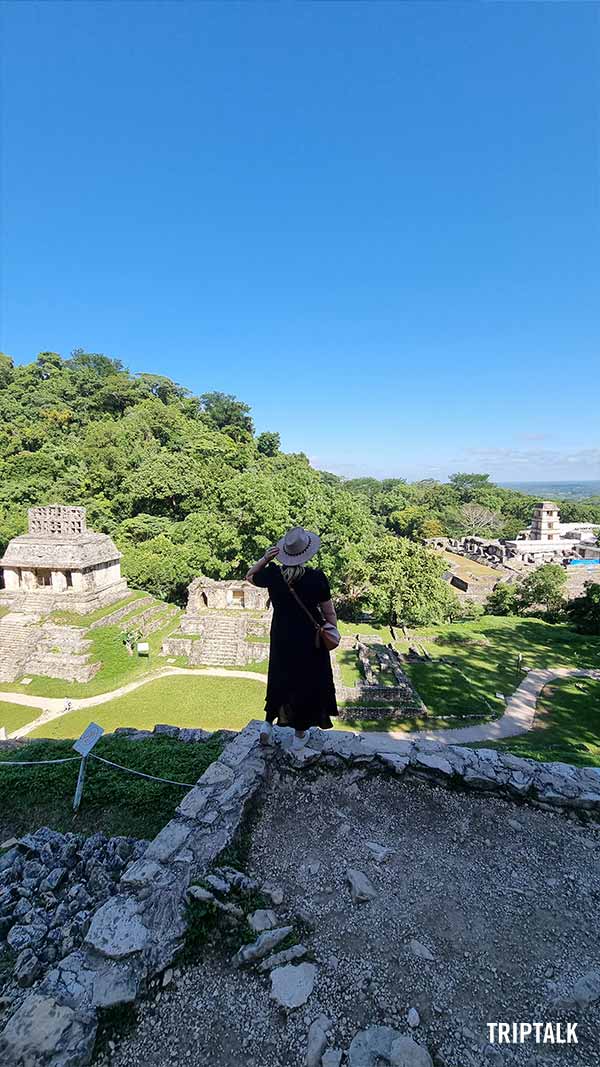 Manon bij Palenque tijdens haar reis naar Mexico