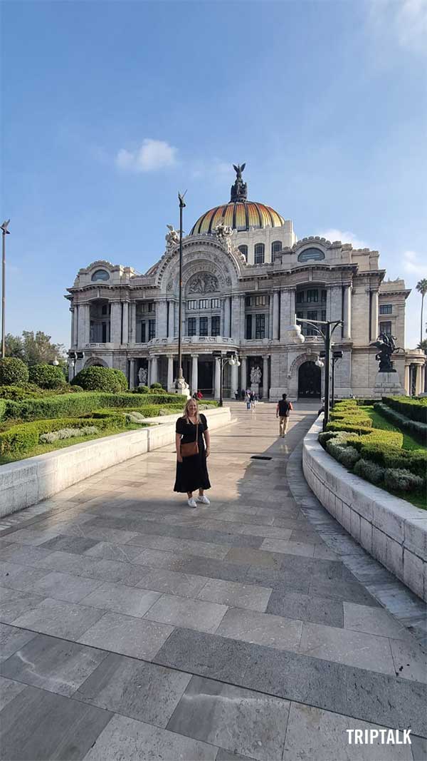 Manon bij Palacia de Belles Artes in Mexico stad