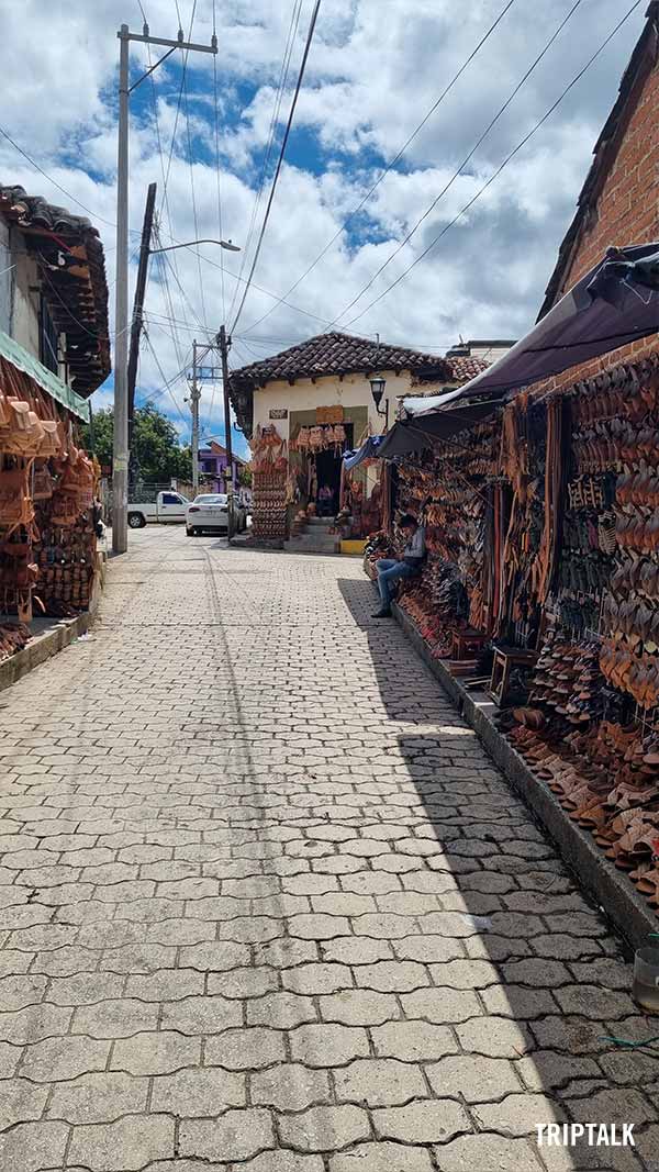 Straatje met souvenirs in San Cristobal de las Casas