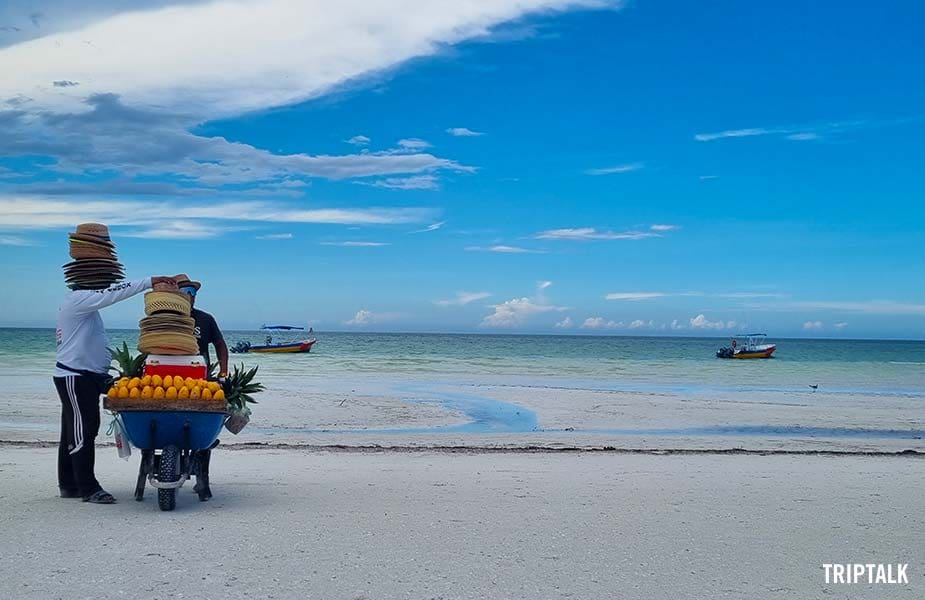 Een souvenir verkoper op het strand bij Isla Holbox in Mexico