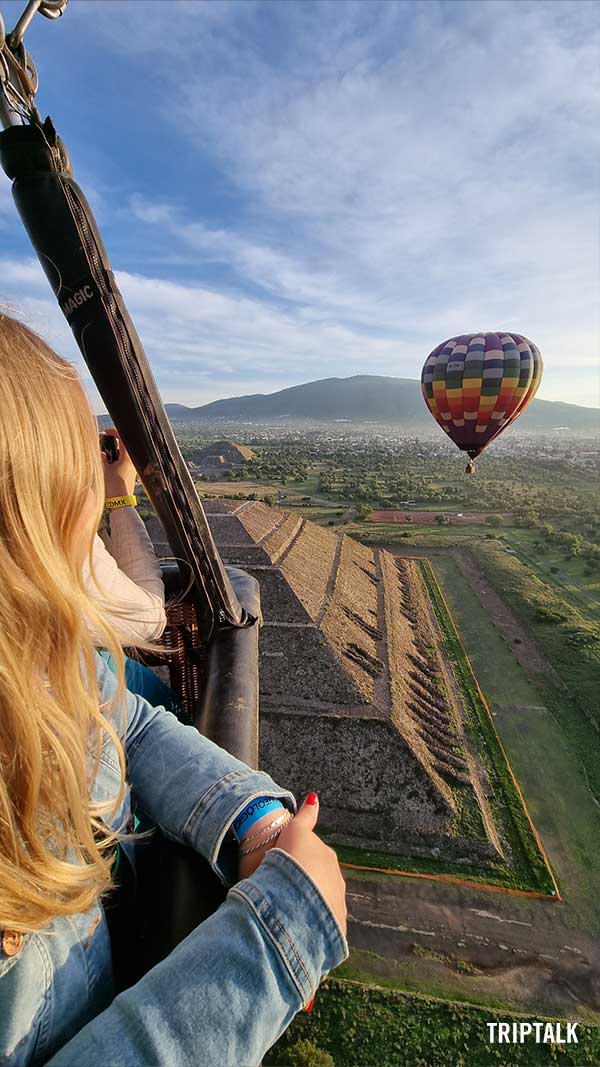 Uitzicht vanuit de luchtballon op de piramides van Teotihuacan