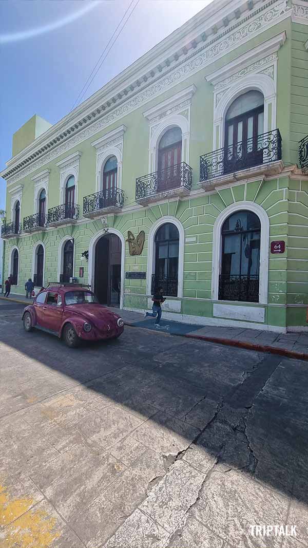 Een oude Volkswagen kever in een straat in Valladolid in Mexico