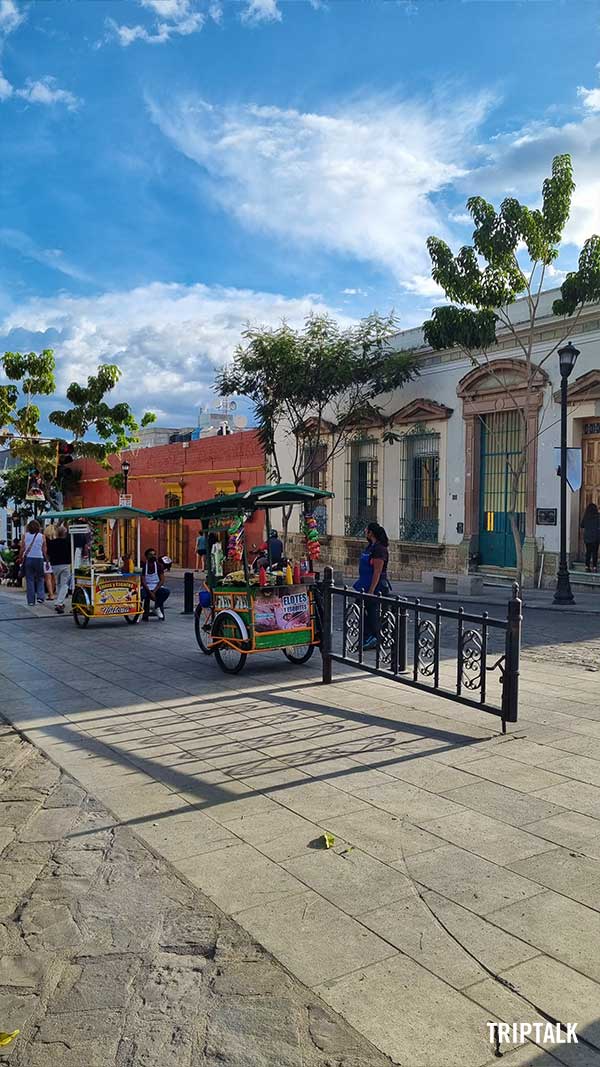Sfeerbeeld van een straatje in Jalatlaco tijdens je reis door Mexico