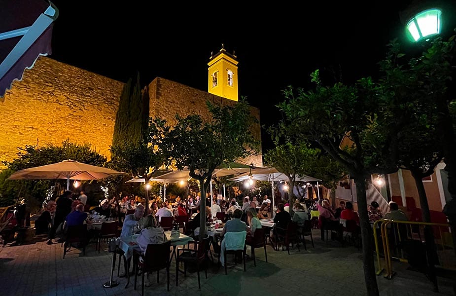 Dineren op terras in oude centrum Calpe