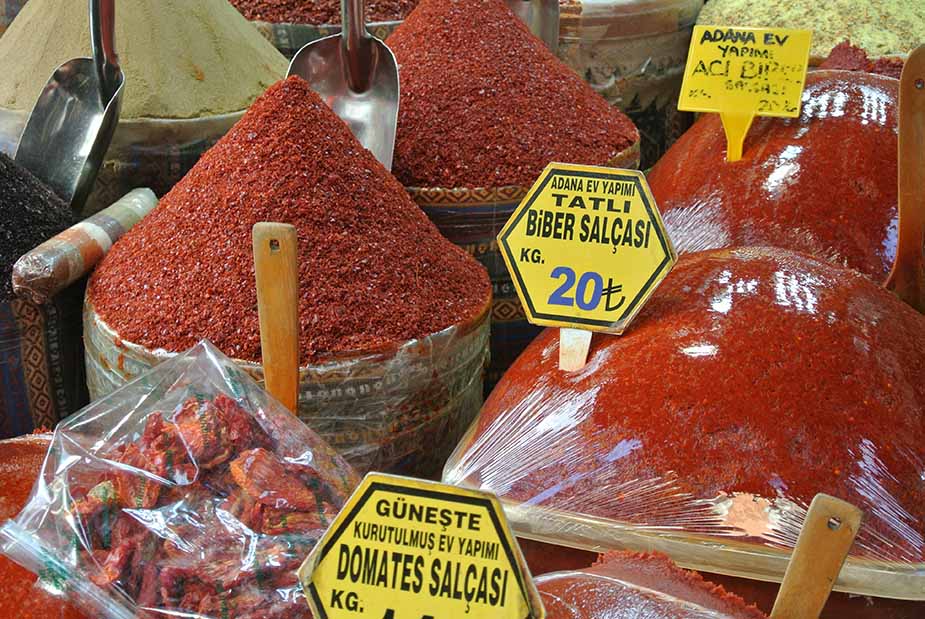 rode specerijen op de markt van istanbul