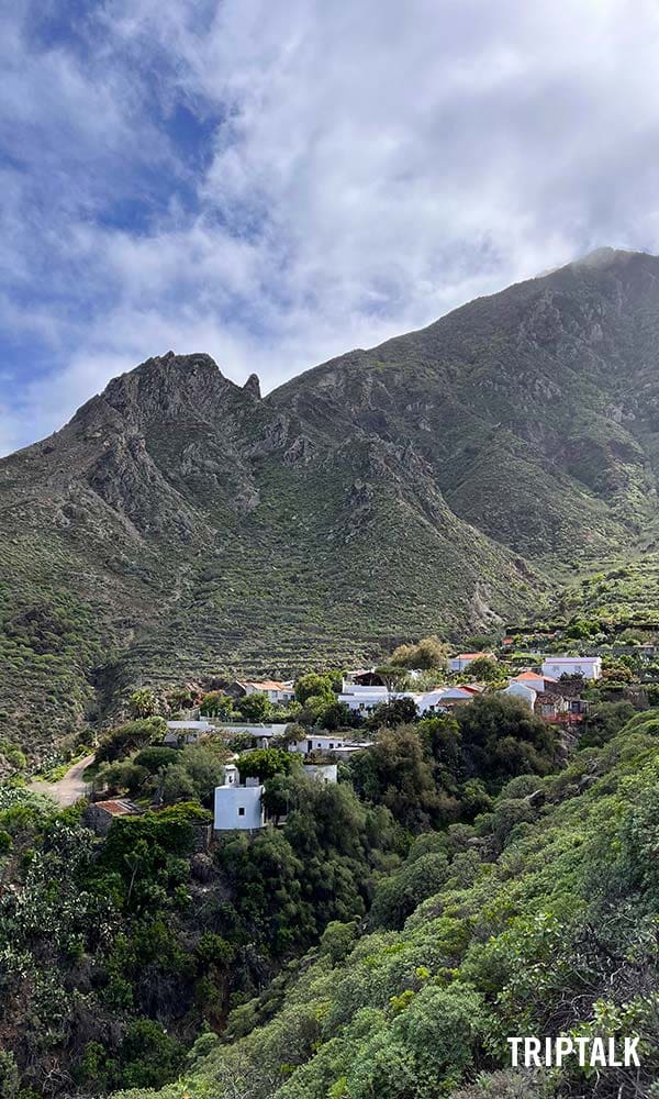 Klein dorpje in bergen in het noorden van Tenerife