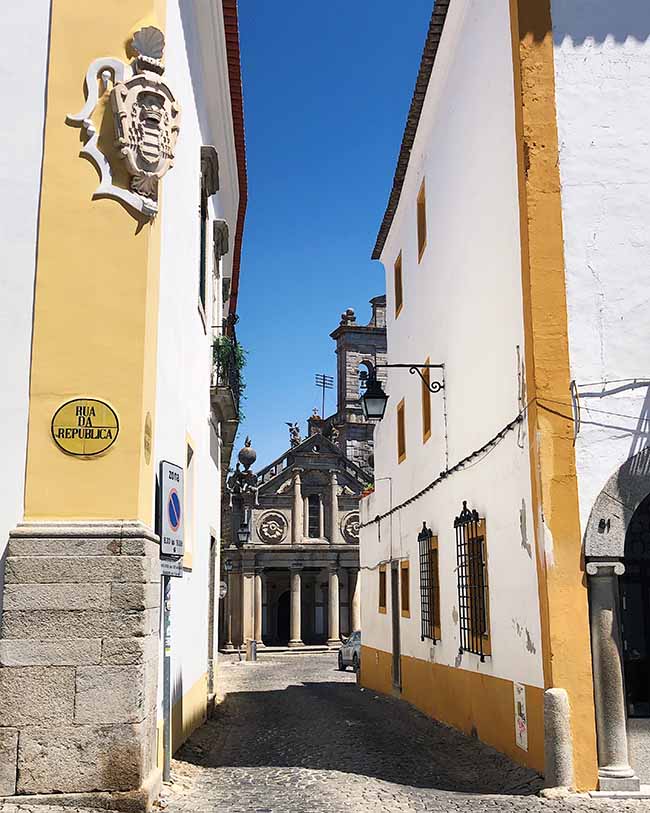geel en witte huisjes in Evora portugal