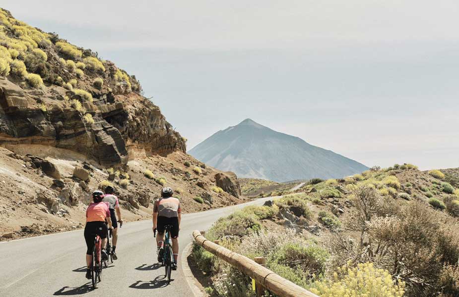 Fietsen op Tenerife op een mooie weg in de bergen