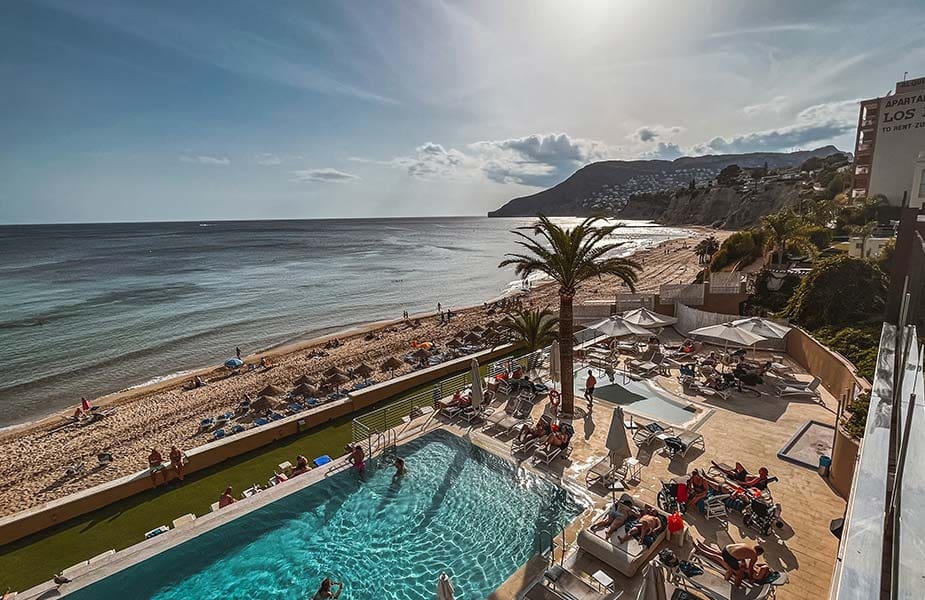 Zwembad en strand van Gran Hotel Sol y Mar in Calpe