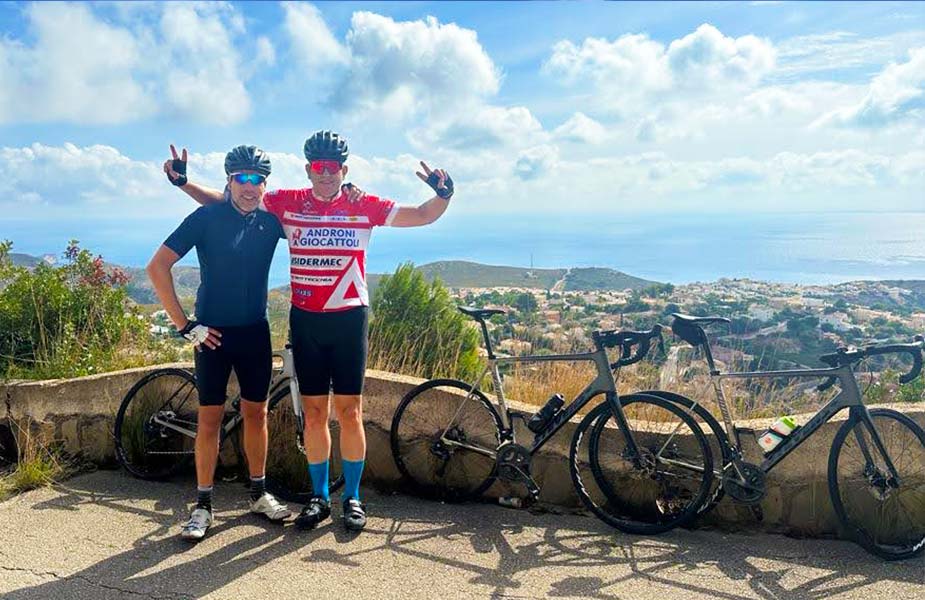 Fietsen in Calpe, Jeroen en Peter bij uitzichtpunt