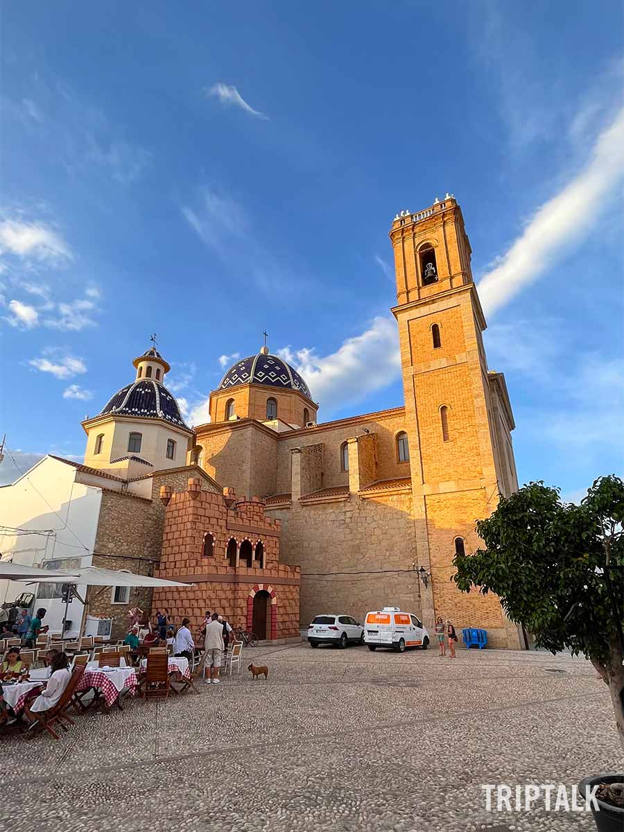 De kerk aan het plein in Altea