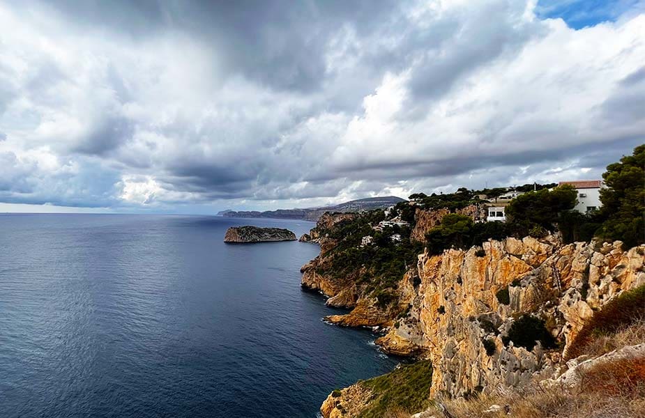 Fietsen in Calpe, je ziet dan deze steile kusten