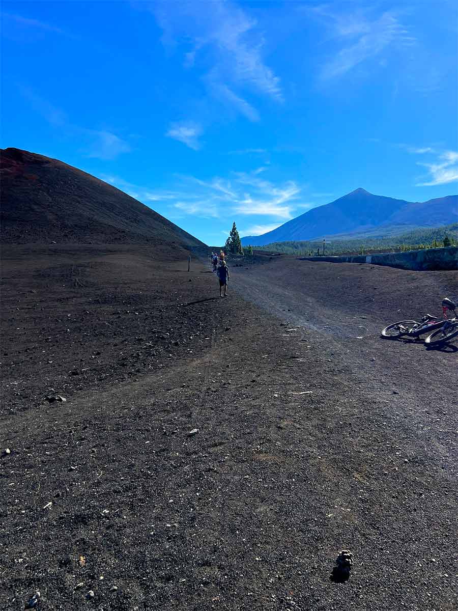 Blik op de Teide tijdens het mountainbiken in het vulkanisch landschap