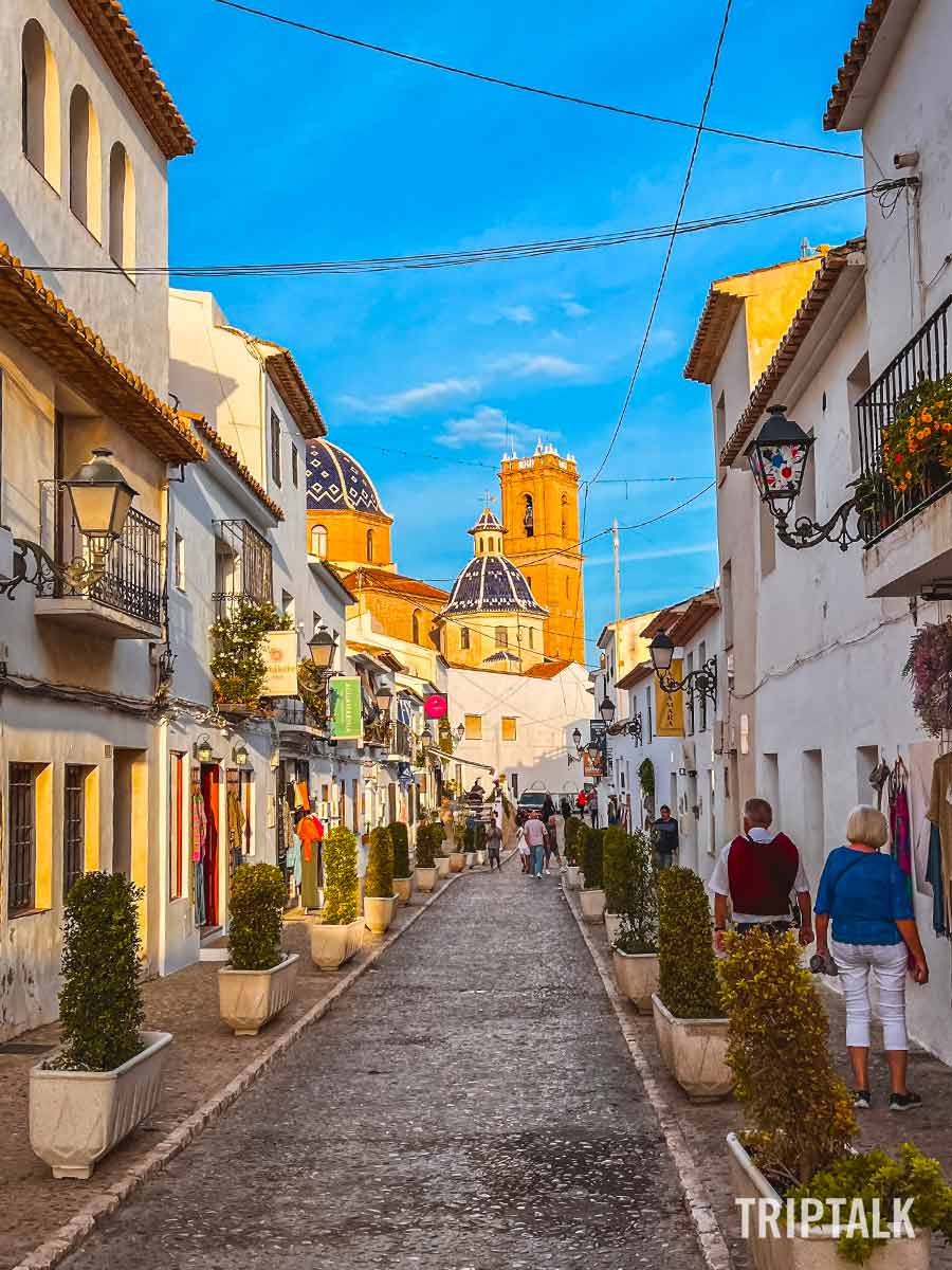 Straatje met winkels in Altea