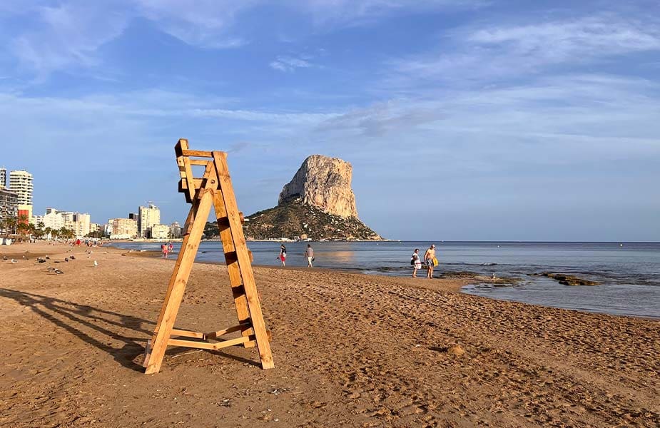 strand van Calpe met op de achtergrond de rots