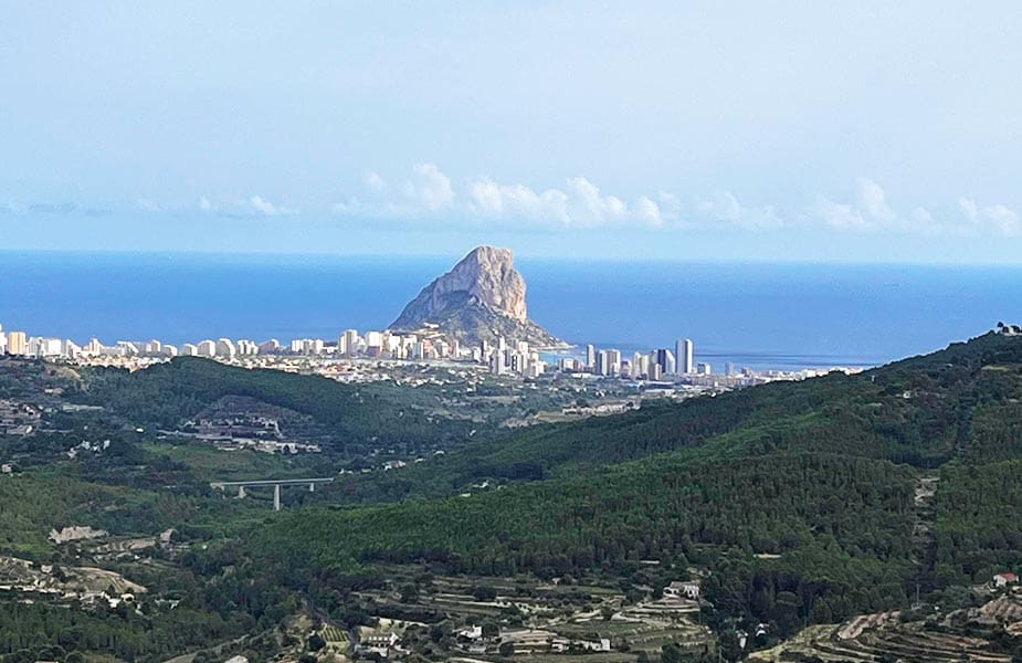 Uitzicht op Calpe tijdens het fietsen rond Calpe