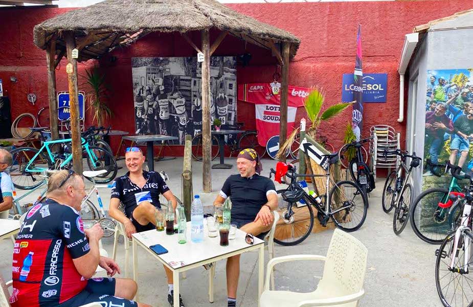 Lunchen in wielercafe in Xalo tijdens fietsen Calpe Costa Blanca