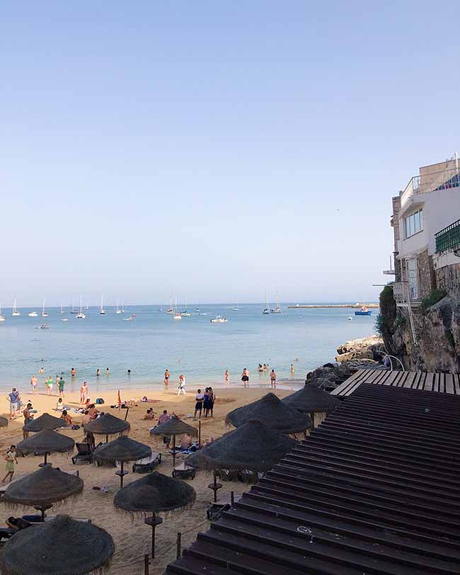 Het strand van Cascais bij Lissabon