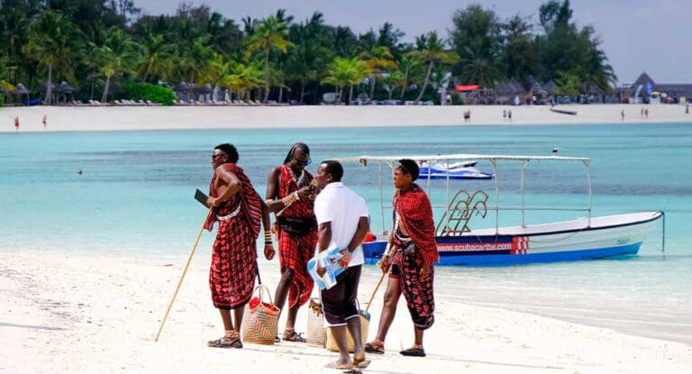 Locals op strand in Zanzibar