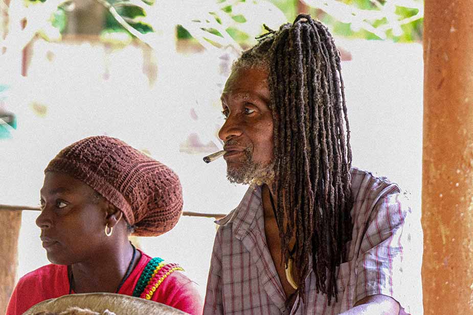 Rasta man en vrouw tijdens een reis naar Jamaica