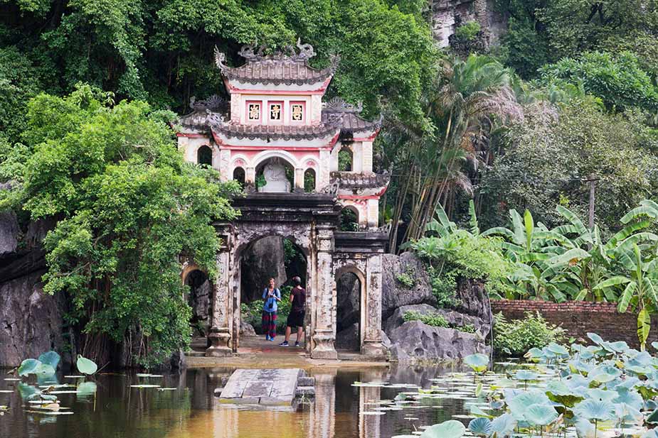 De Bich Dong tempel bezoeken tijdens een reis door noord Vietnam