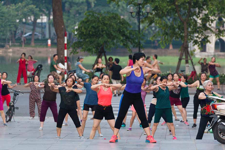 Oefeningen doen in Hanoi tijdens het reizen door het noorden van Vietnam