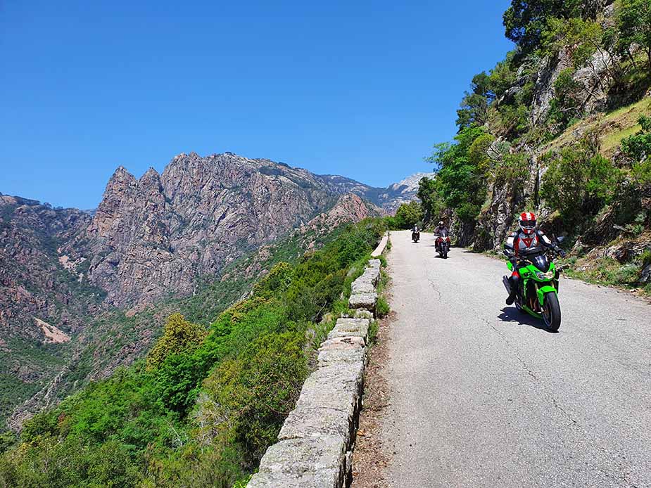 Weg onderweg van Bastia naar Piana op Corsica