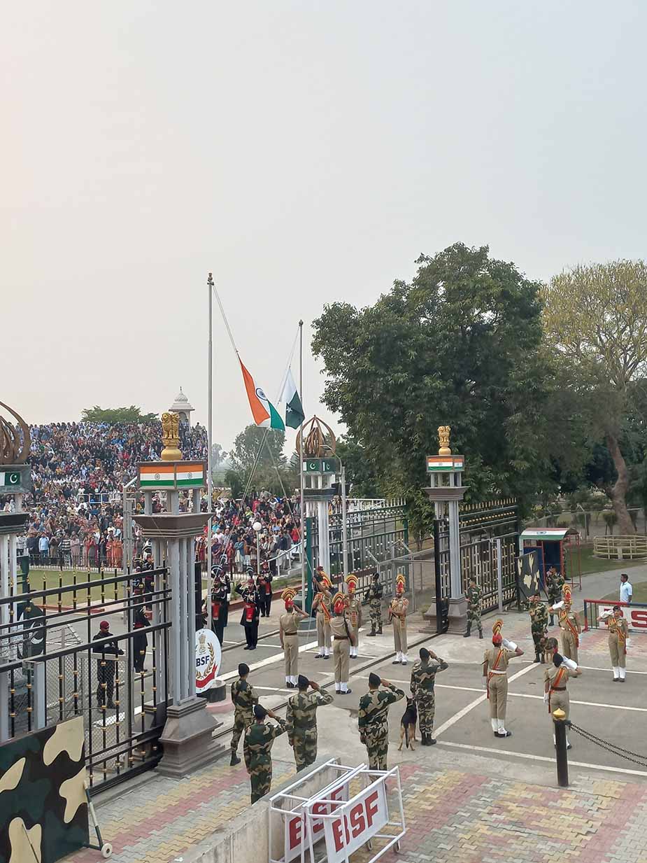 Hijsen van de vlaggen door Indiase Border Security Force