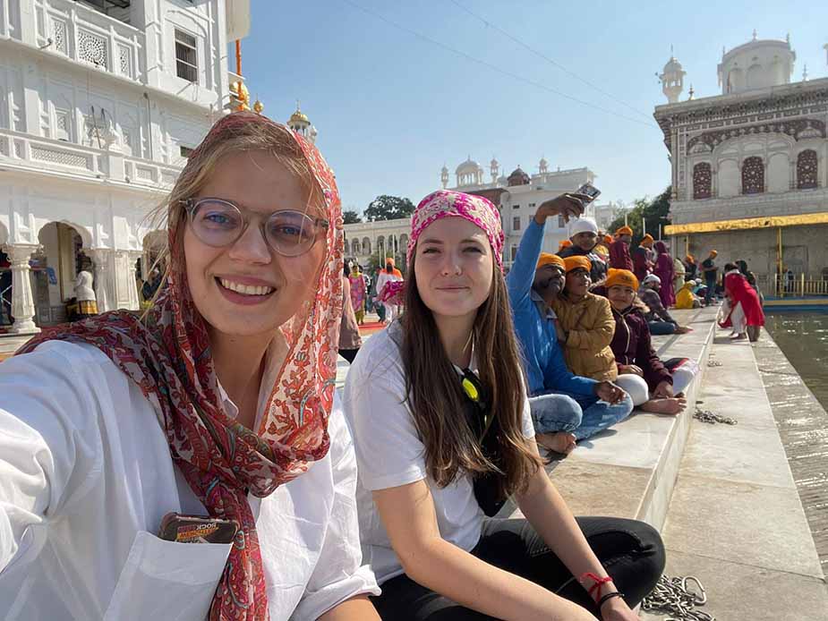 Gouden tempel in India bezoeken met gekleurde hoofddoek, een van de Rajasthan bezienswaardigheden