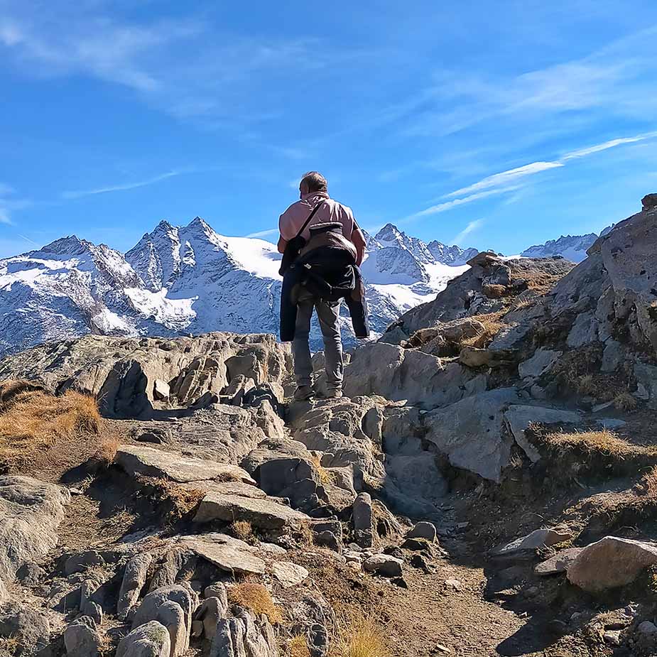 Uitzicht op besneeuwde bergen in National Parc Gran Paradizo