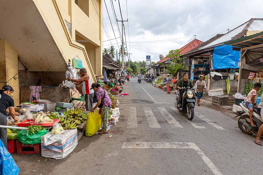 Straatje op Bali met scooter