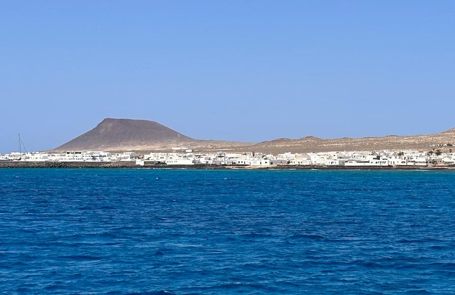 Het dorpje Caleta de Sebo vanaf zee