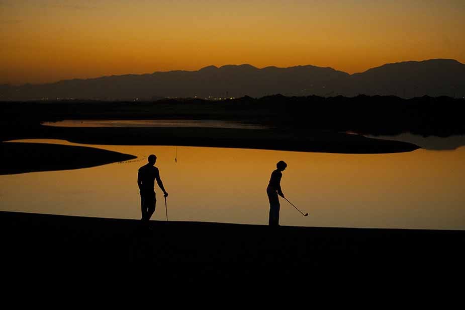 Wat te doen? In de avond golfen in Muscat, Oman