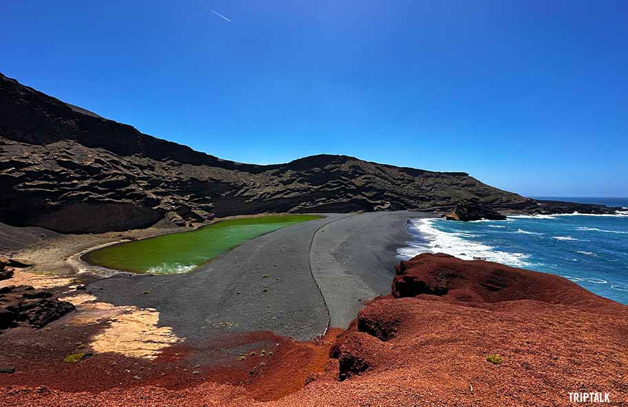 Charco Verde met het zwarte lavastrand aan zee