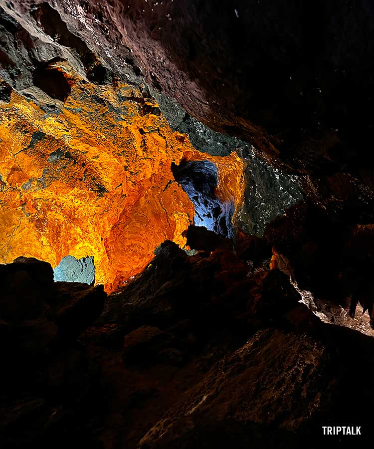 De diverse lampen in Cueva de los Verdes maken de tour spectaculair