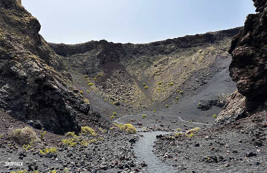 De krater van de El Cuervo vulkaan, een van de bezienswaardigheden op Lanzarote