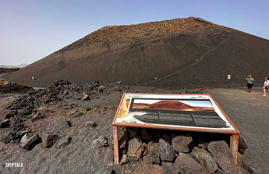 Informatiebord bij de El Cuervo vulkaan