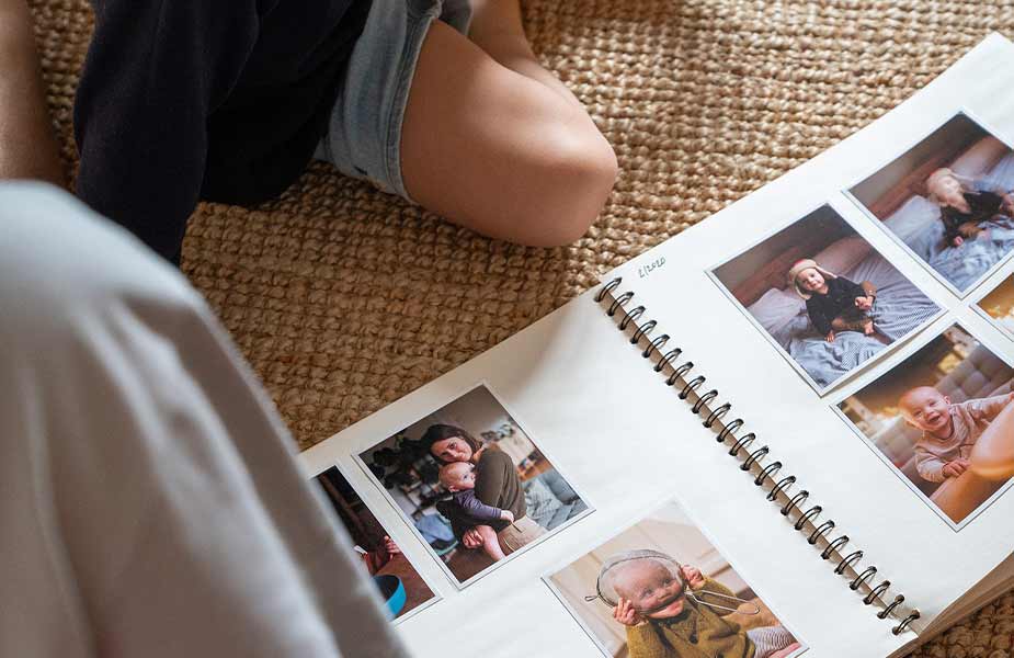 Samen met je familie in een fotoboek kijken