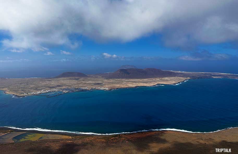 Het uitzicht bij Mirador del Rio met uitzicht op La Graciosa