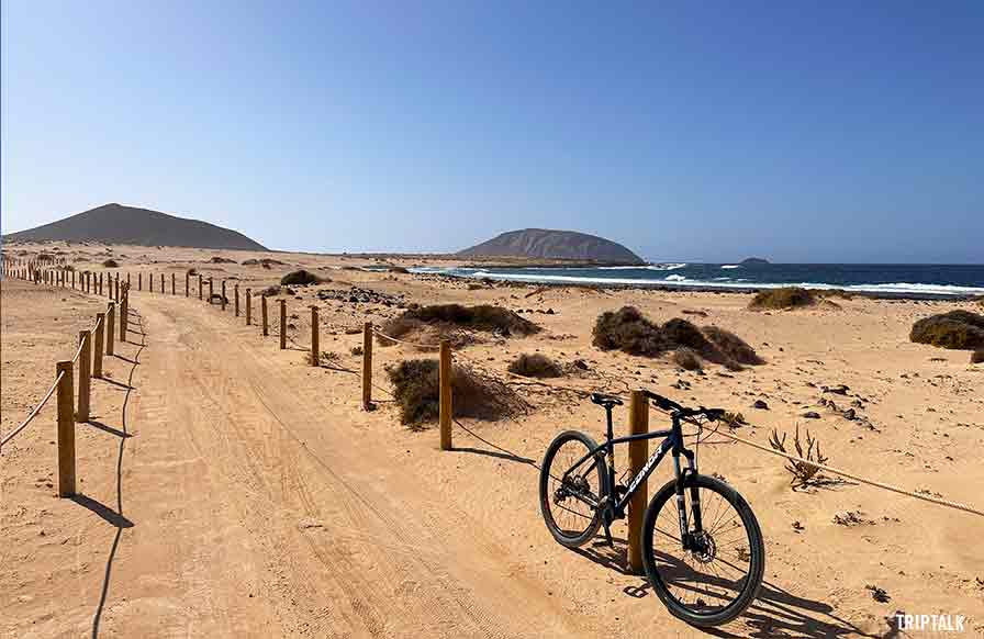 Met de mountainbike La Graciosa verkennen