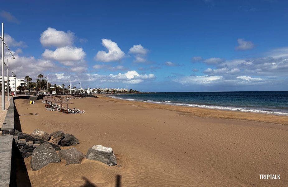 Het strand van Playa Matagorda aan de kant van Puerto del Carmen