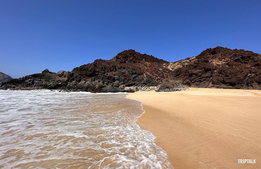 De lava hopen bij Playa de las Conchas