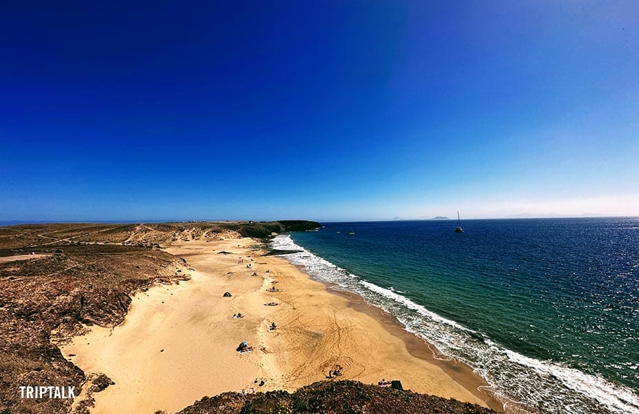 Het strand van Playa del Pozo bij Playa Blanca