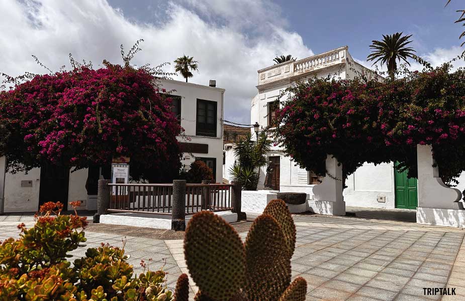 Pleintje met witte gebouwen op Lanzarote