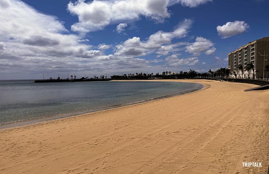 Strand Lanzarote bij de hoofdstad Arrecife